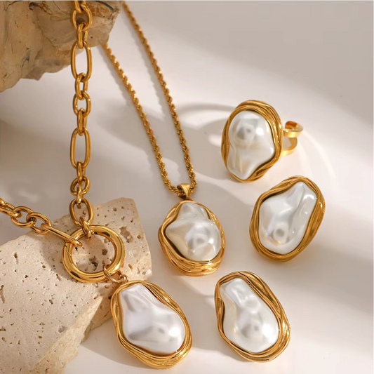 Elara Pearl Earrings