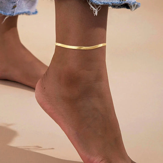 Model wearing the gold Lustrous Link Anklet
