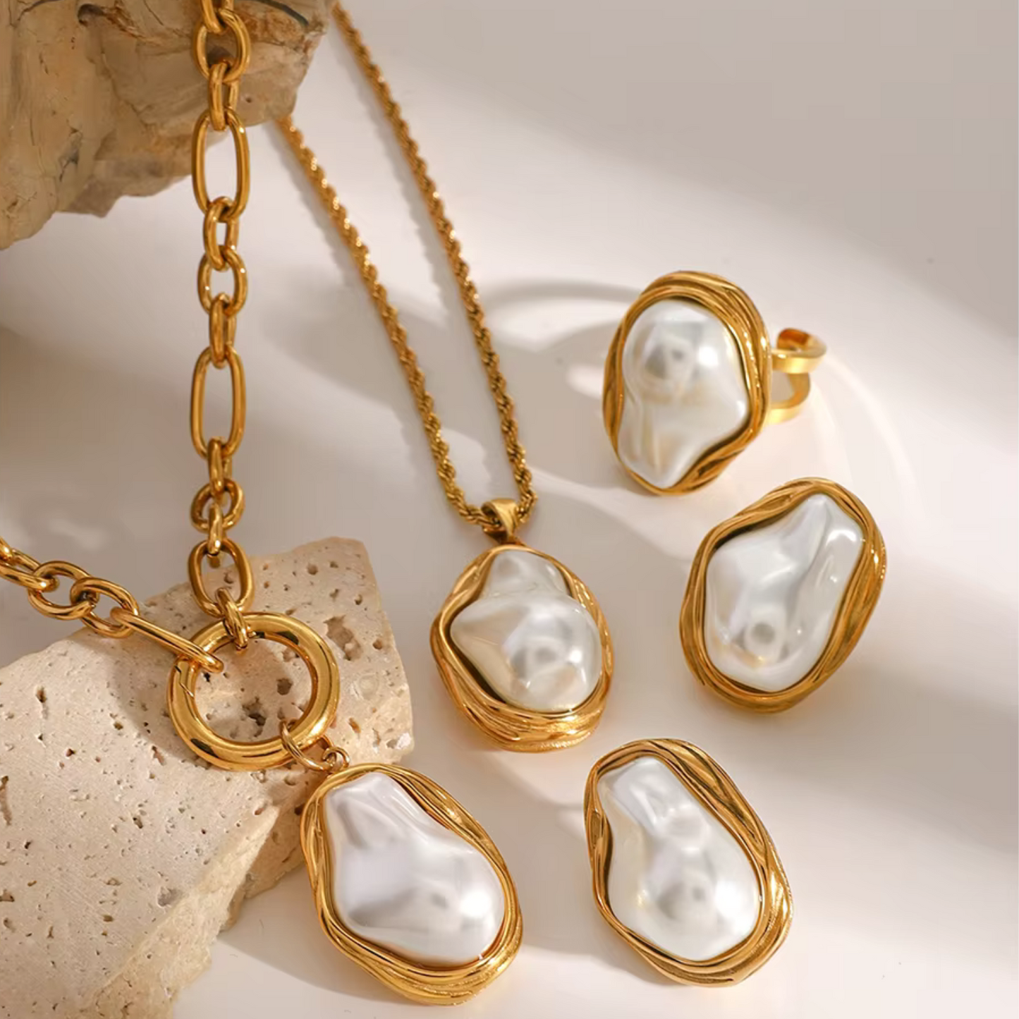 Elara Pearl Necklace